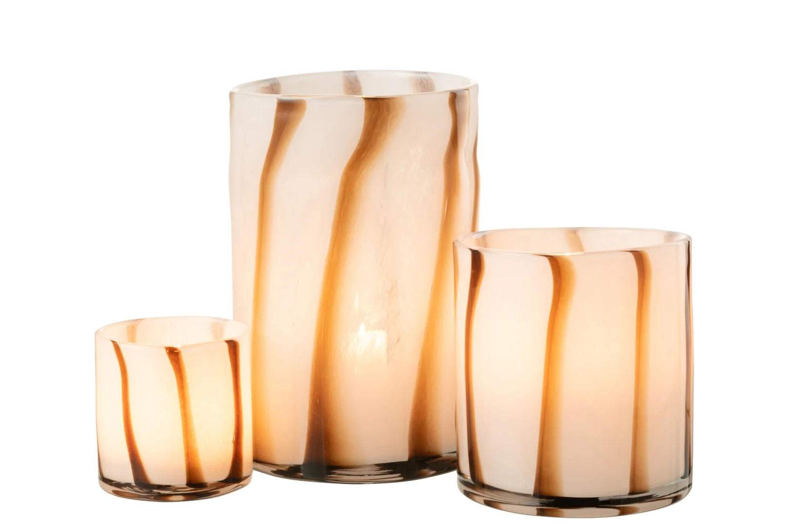 De Kaarsenhouder Orkaan Strepen Safari Glas Wit Bruin Groot is een grote glazen kandelaar met beige en bruine verticale strepen, afgebeeld met een brandende kaars tegen een witte achtergrond.