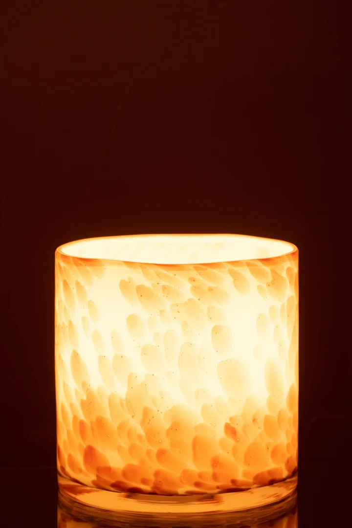 De Kaarsenhouder Orkaan Dot Glas Wit Oker Medium voegt warm, zacht oranjegeel licht toe met zijn gestructureerde glasontwerp, waardoor een gloeiend decoratief effect ontstaat tegen een donkere achtergrond.