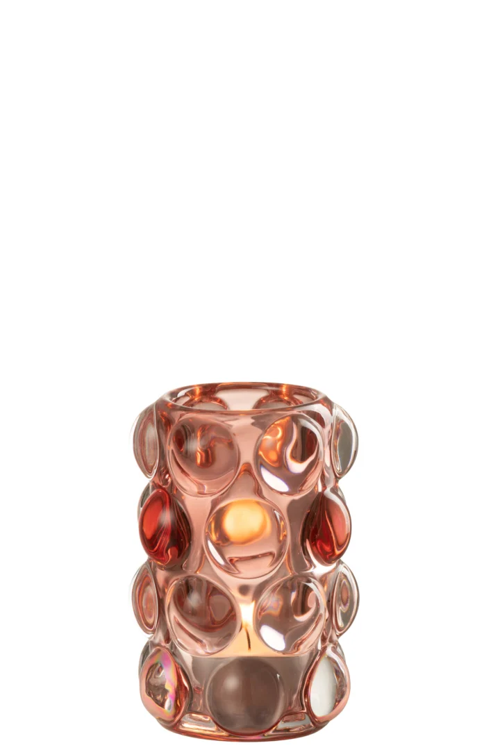 De Theelichthouder Bollie Glas Rood is een rode glazen kandelaar met een cilindrisch ontwerp en grote verhoogde ronde bobbels, met daarin een brandende kaars die een warme gloed uitstraalt.