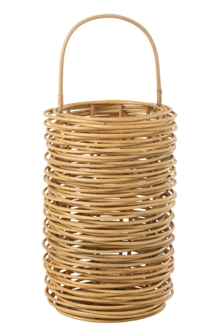 De Lantaarn Isabelle Rotan Natuurlijk is een hoge, cilindervormige rieten mand met een enkele gebogen handgreep, gemaakt van lichtbruin rotan geweven in brede, open ringen.