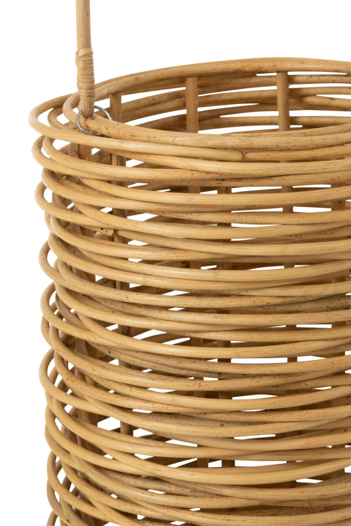 Close-up van de Lantaarn Isabelle Rotan Natuurlijk, een cilindrische rieten mand gemaakt van lichtbruin rotan, met de nadruk op het spiraalvormige, opengewerkte ontwerp en de getextureerde afwerking.