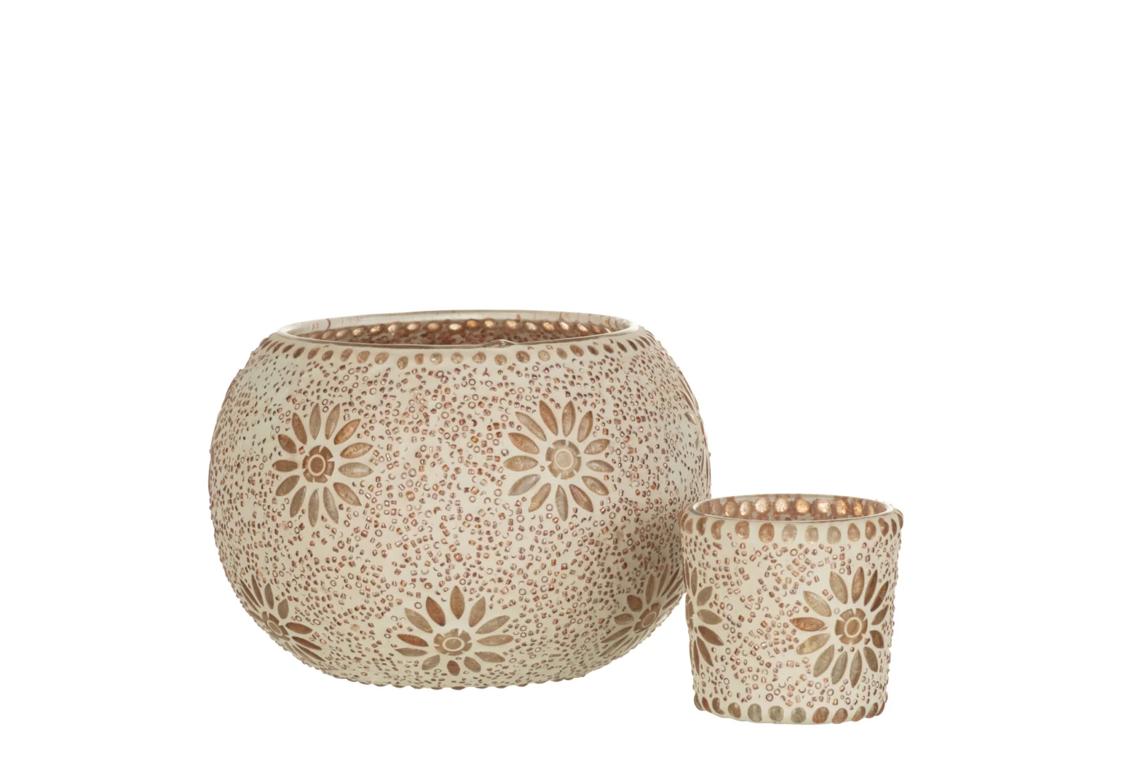 De Kaarsenhouder Bram Glas Gespikkeld Groot is een ronde, crèmekleurige kandelaar met een ingewikkelde bloemenuitsnijding en gestippelde textuur, die een warme, rustieke uitstraling heeft. Ideaal als het grotere stuk in een decoratieve set.