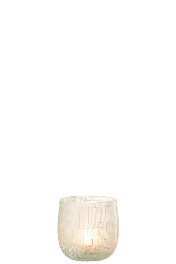 Een brandende Orkaan Mozaïek Glas Licht Grijs Medium kaars in een getextureerde, doorschijnende glazen houder staat in het midden op een witte achtergrond.