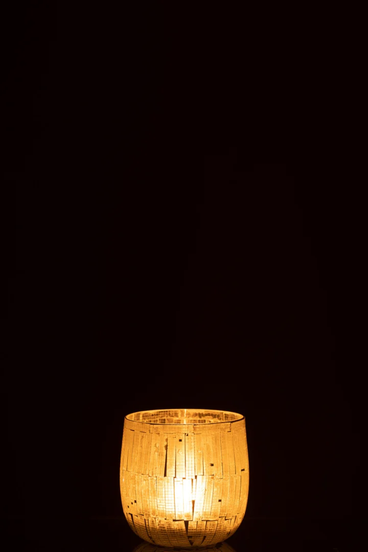 De Orkaan Mozaïek Glas Licht Grijs Medium lamp, met een kap van mozaïekglas met textuur, plaatst zich tegen een donkere achtergrond en werpt een zachte, uitnodigende gloed.