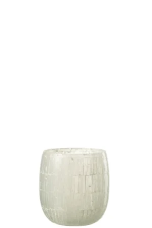 De Kaarsenhouder Orkaan Mozaïekglas Lichtgrijs Groot is een ronde, doorschijnende glazen kandelaar met een geometrisch structuurpatroon tegen een effen witte achtergrond.