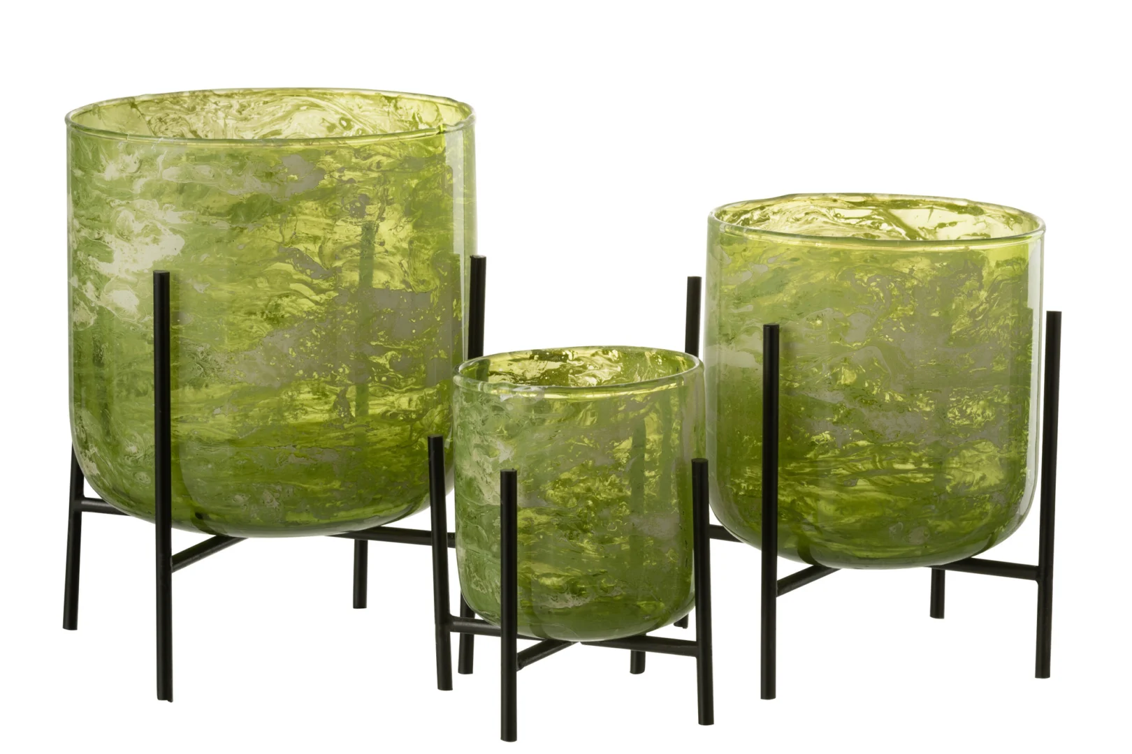 De Kaarsenhouder Orkaan Stand Glas Marmer Groen Groot heeft een groen glazen houder met structuur op een zwart metalen standaard, tegen een witte achtergrond.