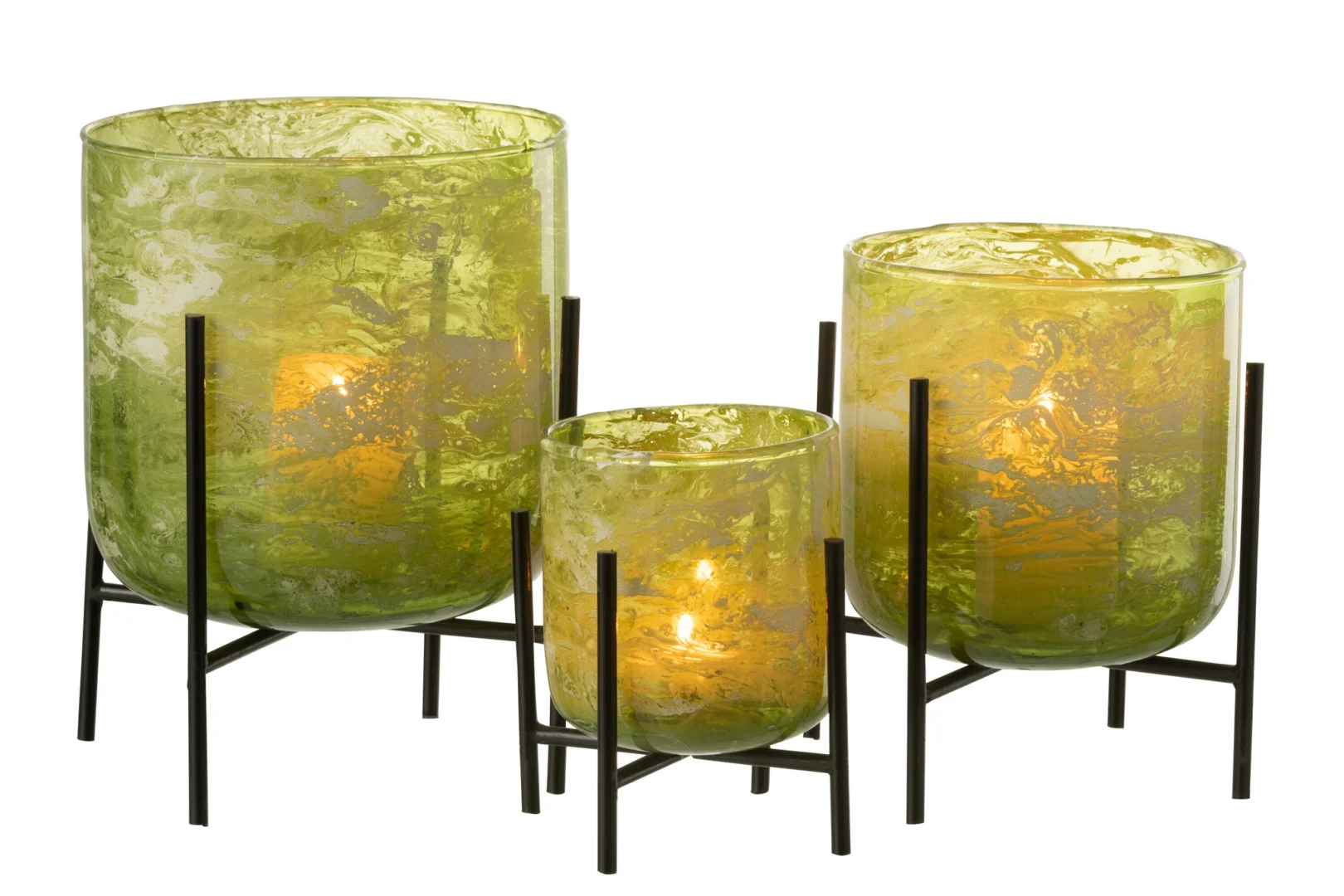 De Kaarsenhouder Orkaan Stand Glas Marmer Groen Groot is een kaarsenhouder van groen glas met een gemarmerde textuur, verhoogd op een zwarte metalen standaard en ontworpen om een brandende kaars in te plaatsen.