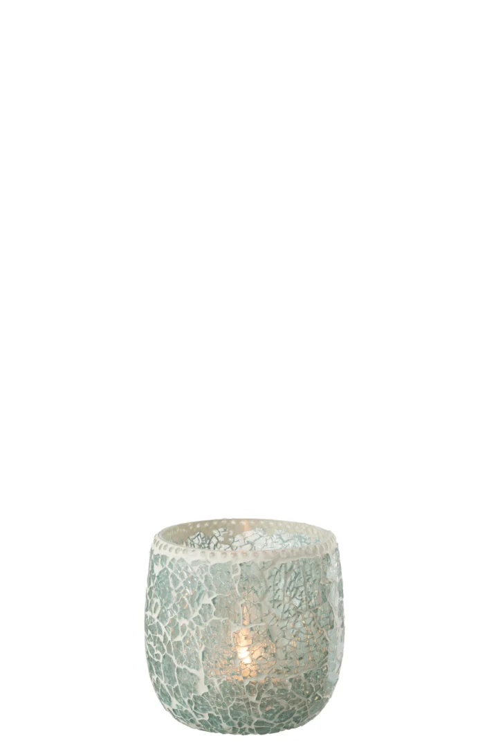Theelichthouder Mozaïekglas Groen Wit Klein: een kleine glazen kandelaar met een gebarsten mozaïekpatroon in groen en wit, met een brandende kaars erin die een warme, zachte gloed werpt. Afgebeeld tegen een effen witte achtergrond.