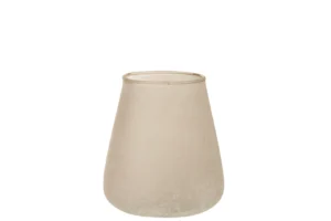 De Kaarsenhouder Orkaan Poeder Glas Roze Medium heeft gematteerd, doorschijnend glas met een afgeronde onderkant en een licht uitlopende bovenkant, tegen een witte achtergrond.