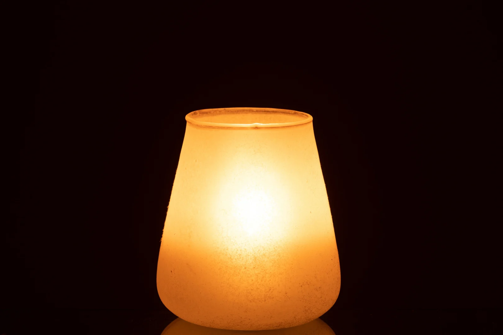 De Kaarsenhouder Orkaan Poeder Glas Roze Medium werpt een warme, zachte gloed door het gematteerde roze glas en verlicht zo zachtjes elke donkere ruimte.