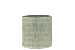 De Kaarsenhouder Orkaan Mozaïekglas Grijs Groot is een grote, cilindervormige kandelaar van grijs mozaïekglas met een eenvoudig, modern ontwerp en een gladde, glanzende afwerking.