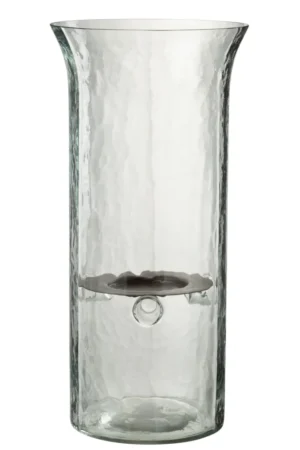 De Kaarsenhouder Plaat Glas Transparant Groot is een hoge kandelaar van helder glas met een uitlopende rand, een gestructureerd oppervlak en een ronde inzetrand met een kleine ring in het midden.
