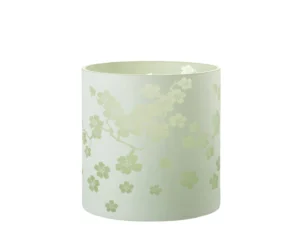Een lichtgroene glazen kaarsenhouder, Kaarsenhouder Orkaan Bloemen Glas Groen Extra Groot, met een subtiel bloemenpatroon met takken en bloesems.