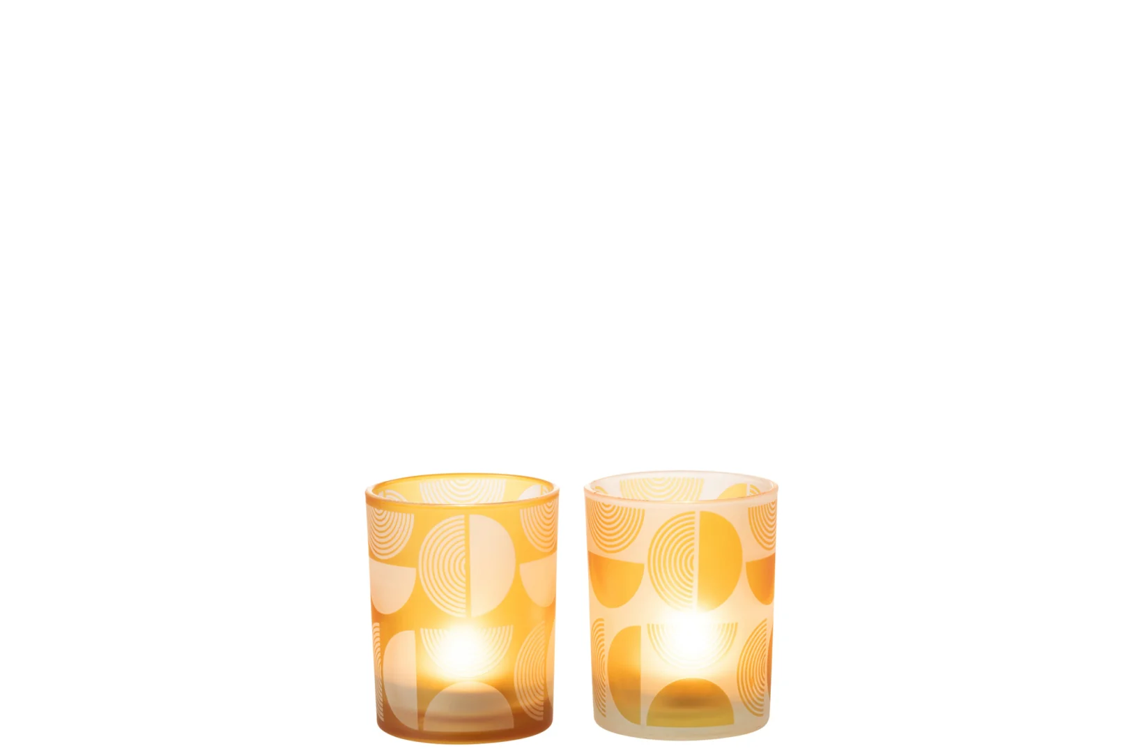 Het assortiment Orkaan Halve Cirkels Glas Oranje Medium bestaat uit twee glazen kandelaars met een oranje en wit geometrisch patroon, elk met een brandende waxinelichtje, naast elkaar op een witte achtergrond.