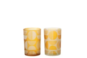 Twee Orkaan Halve Cirkels Glas Oranje Groot glazen met een geel en wit geometrisch patroon van halve cirkels, verkocht als een set van 2, staan naast elkaar op een witte achtergrond.