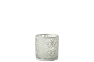 De Kaarsenhouder Orkaan Laat Glas Wit Groot is een cilindervormige glazen kandelaar met een matte afwerking en een patroon van doorschijnende tropische bladeren tegen een witte achtergrond.