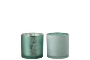 De Orkaan Spiralen Glas Mix Groot Assortiment Van 2 bestaat uit matglazen bekers - een groenblauwe en een lichtblauwe - met cirkelvormige swirlpatronen, matte afwerking en transparante randen, naast elkaar op een witte achtergrond.