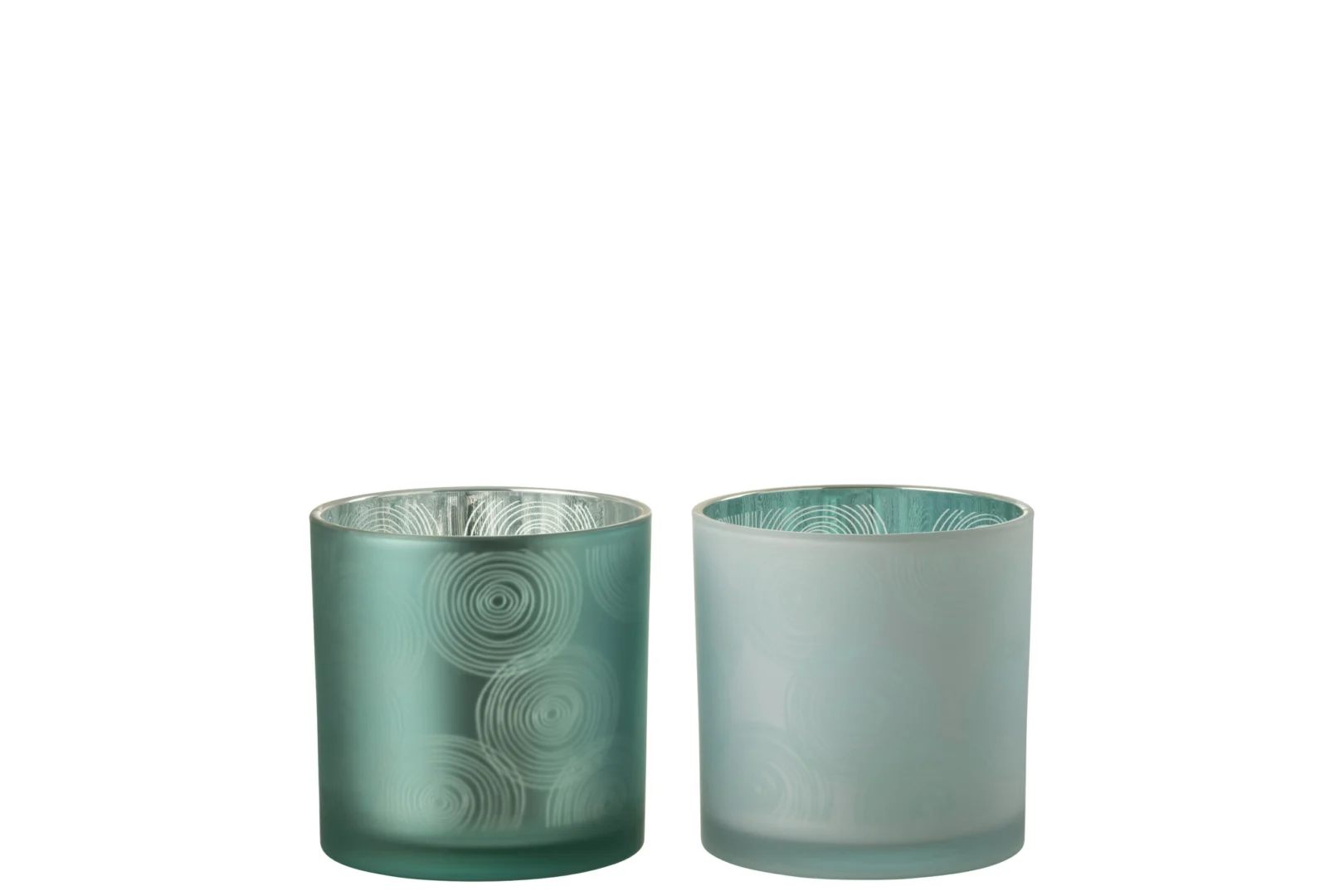 De Orkaan Spiralen Glas Mix Groot Assortiment Van 2 bestaat uit matglazen bekers - een groenblauwe en een lichtblauwe - met cirkelvormige swirlpatronen, matte afwerking en transparante randen, naast elkaar op een witte achtergrond.