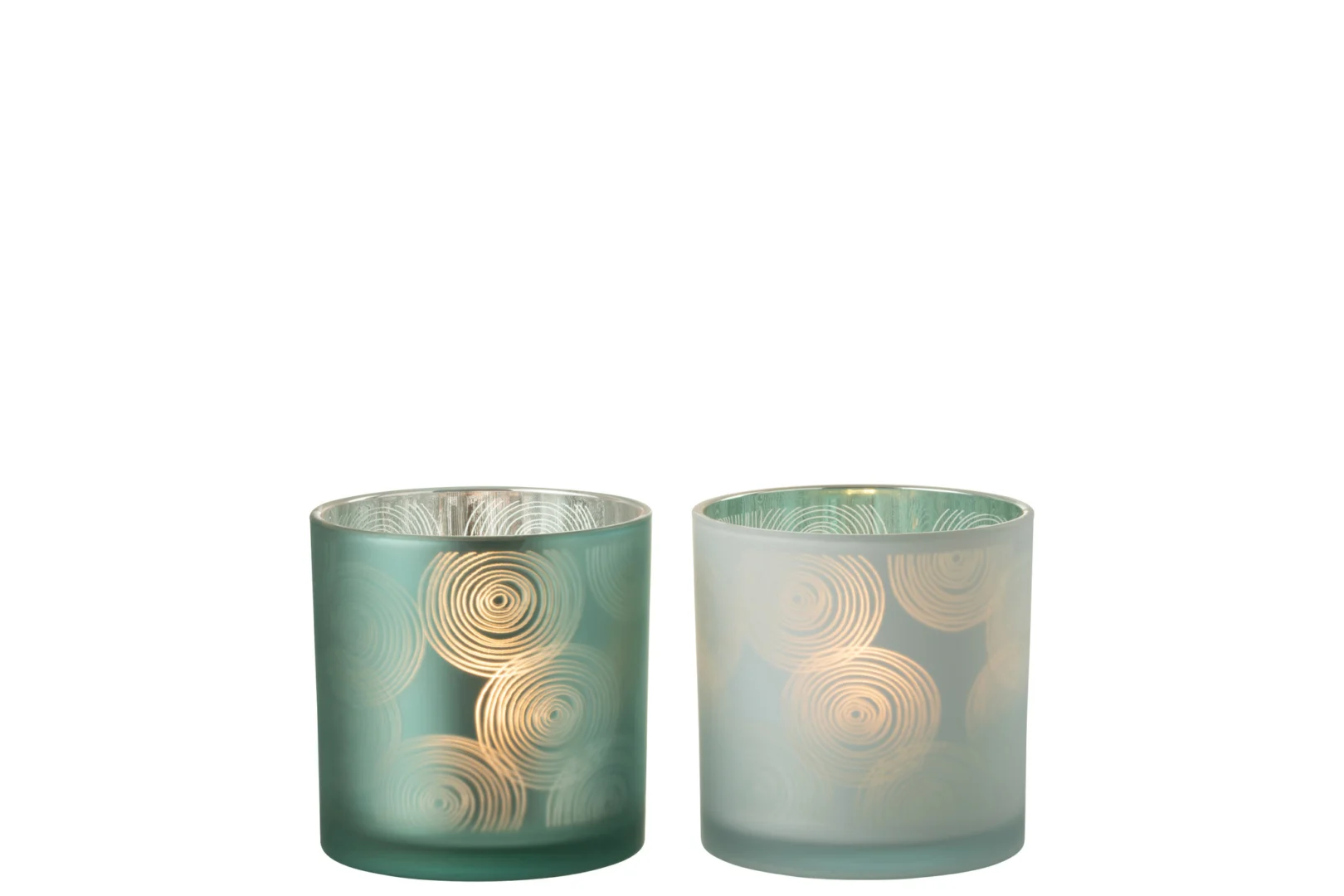 De Orkaan Spiralen Glas Mix Groot Assortiment Van 2 bestaat uit twee glazen kandelaars met cirkelvormige wervelpatronen, één gematteerd groen en één gematteerd wit, die elk branden om een warme, gloeiende sfeer te creëren.