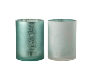 De Kaarsenhouder Orkaan Spiralen Glas Mix XL Set 2 bestaat uit twee cilindervormige glazen kandelaars, een in groenblauw en een in mat wit, beide versierd met geëtste swirlpatronen en naast elkaar geplaatst op een witte achtergrond.