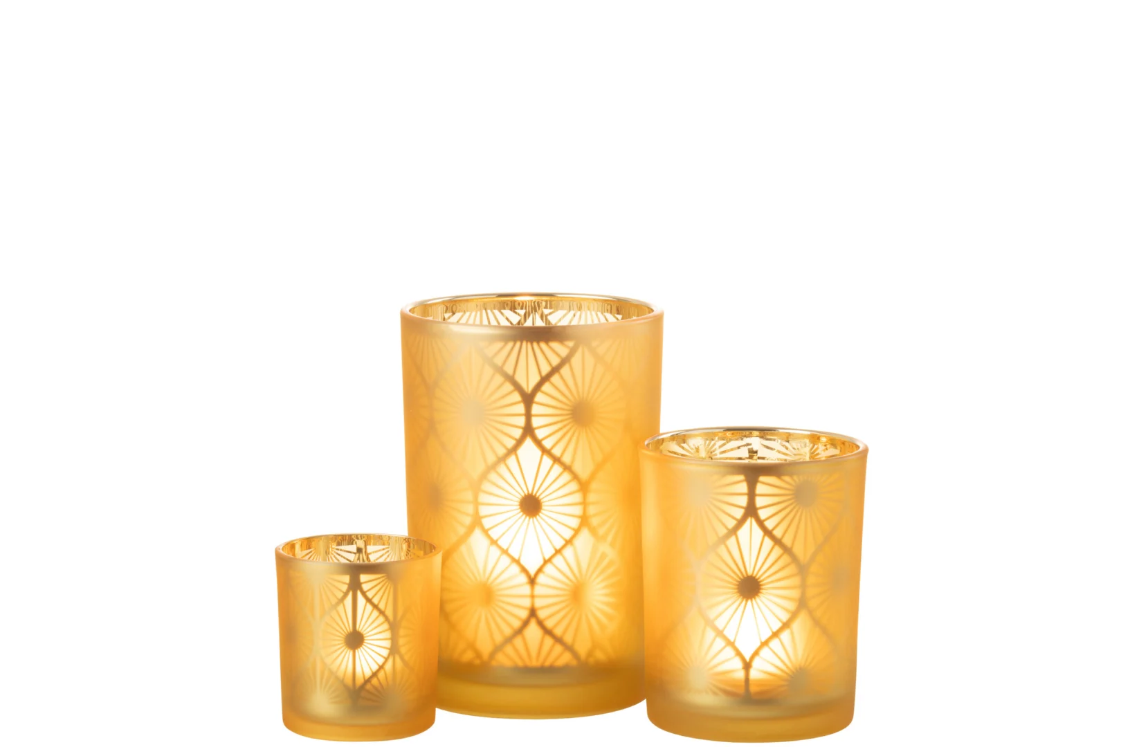 De Kaarsenhouder Orkaan Rhomb Bloemen Glas Geel Groot is een grote gele glazen kandelaar met een geometrisch zonnestraalpatroon, afgebeeld op een witte achtergrond naast twee kleinere bijpassende houders.