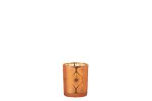 De Orkaan Rhomb Bloemen Glas Oranje Medium is een oranje matglazen kandelaar met een gouden binnenkant en een geometrisch zonnestraal patroon, afgebeeld tegen een effen witte achtergrond.