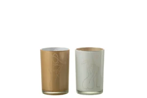 De Kaarsenhouder Orkaan Dame Glas Mix Groot Set 2 bestaat uit twee grote cilindrische glazen, een gouden en een zilveren, elk met een minimalistische lijntekening van een zittende vrouw op de voorkant. De achtergrond is wit.