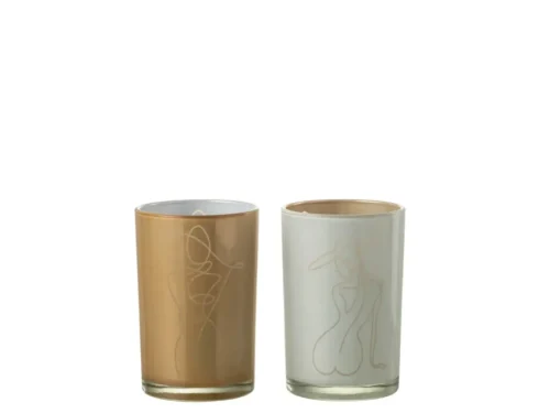 De Kaarsenhouder Orkaan Dame Glas Mix Groot Set 2 bestaat uit twee grote cilindrische glazen, een gouden en een zilveren, elk met een minimalistische lijntekening van een zittende vrouw op de voorkant. De achtergrond is wit.