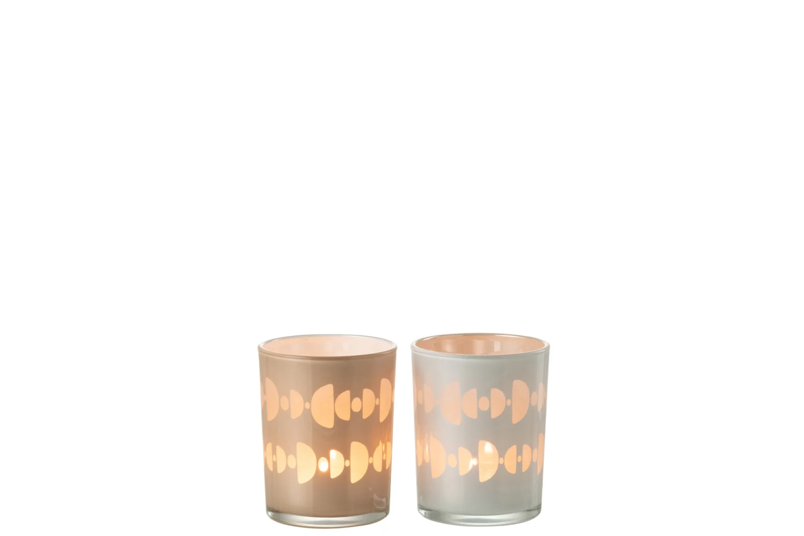 De Orkaan Half Moon Glass Mix Medium Assortiment Van 2 heeft twee glazen kandelaars met geometrisch patroon, een bronzen en een witte, die naast elkaar staan met brandende kaarsen die een warme, uitnodigende gloed creëren.