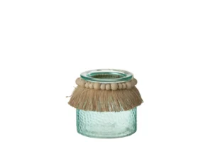 Theelichthouder Kralen Decoratie Glas Blauw Klein is een kleine glazen pot met structuur en een brede opening, geaccentueerd door franje van natuurlijke vezels en een koord van ronde, gebroken witte kralen rond de hals.