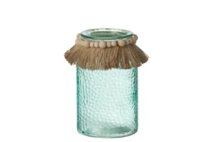 De Kaarsenhouder Orkaan Kralen Glas Blauw Groot is een kaarsenhouder van blauw glas met een gestructureerd oppervlak, aan de hals versierd met bruin touw en een rij ronde witte kralen.