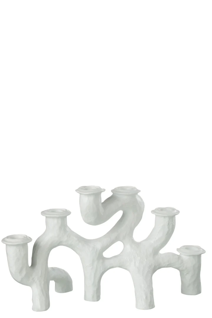 De Kaarsenhouder Hars Wit 6 Armig is een sculpturale witte kandelaar met een abstract organisch ontwerp met zes armen op verschillende hoogtes, elk bekroond met een ronde houder die doet denken aan in elkaar gevlochten boomtakken of koraal.