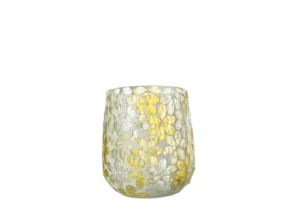De Kaarsenhouder Orkaan Bloemen Glas Geel Zilver Middelgroot is een decoratieve glazen kandelaar met een rond ontwerp, met gele en zilveren bloemmotieven op het oppervlak. Het product is afgebeeld tegen een effen witte achtergrond.