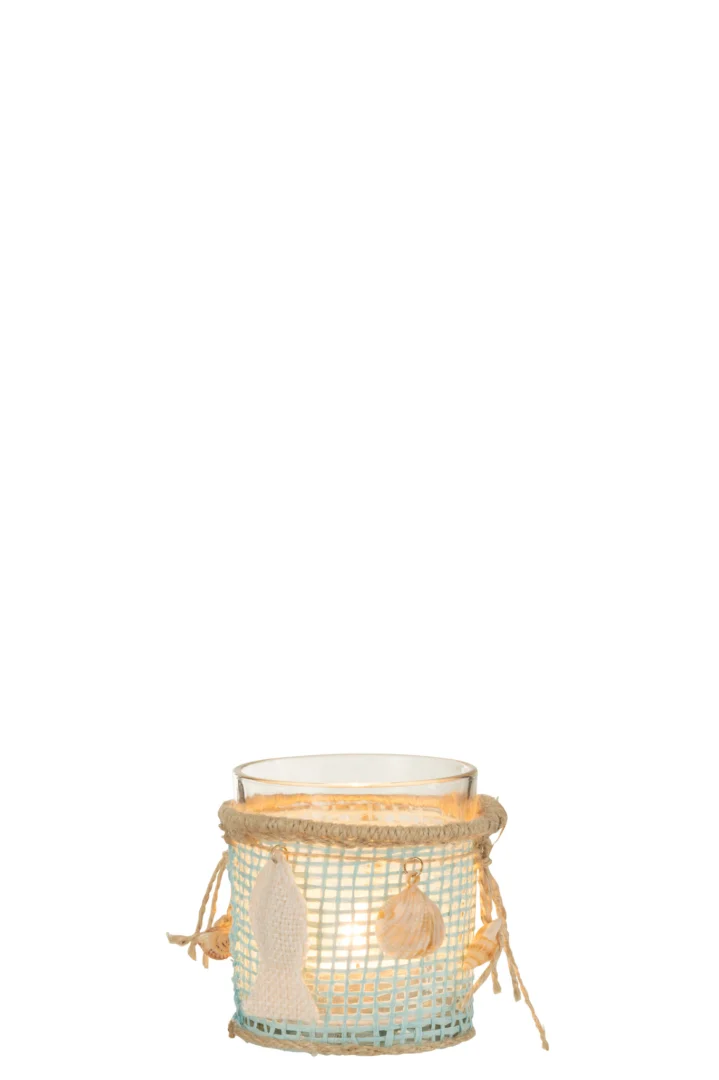 Theelichthouder Zeedecoratie Glas Blauw/Wit: een glazen kandelaar met lichtblauw gaas, jute touw en kleine witte schelp- en visvormige decoraties.