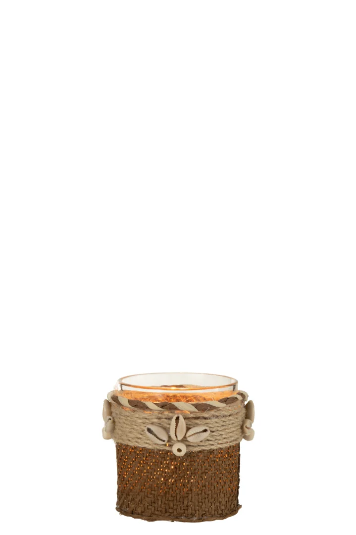 Theelichthouder Schelpen Glas Bruin: een kleine glazen kaarsenhouder geaccentueerd met bruin geweven materiaal, jute garen en witte schelpen, afgebeeld met een brandende kaars erin.