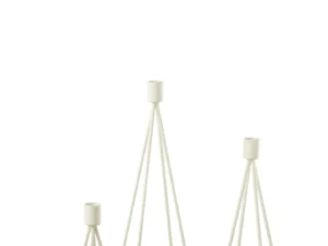 De Kaarsenhouder Metaal Wit Set 3 bestaat uit drie crèmekleurige geometrische metalen kandelaars van verschillende hoogtes, elk met een minimalistisch open piramideontwerp en een kleine houder aan de bovenkant voor een kaars.