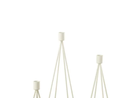 De Kaarsenhouder Metaal Wit Set 3 bestaat uit drie crèmekleurige geometrische metalen kandelaars van verschillende hoogtes, elk met een minimalistisch open piramideontwerp en een kleine houder aan de bovenkant voor een kaars.