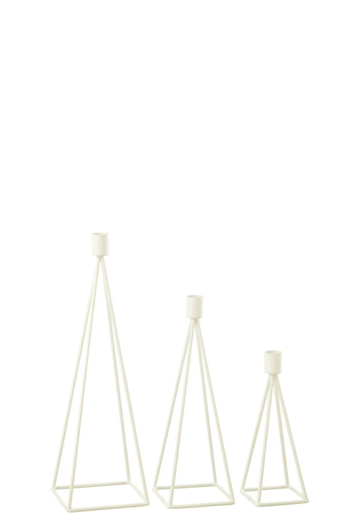 De Kaarsenhouder Metaal Wit Set 3 bestaat uit drie witmetalen kandelaars van verschillende hoogtes, elk met een minimalistische driehoekige basis en open frameontwerp, met daarop een cilindrische houder voor kaarsen.