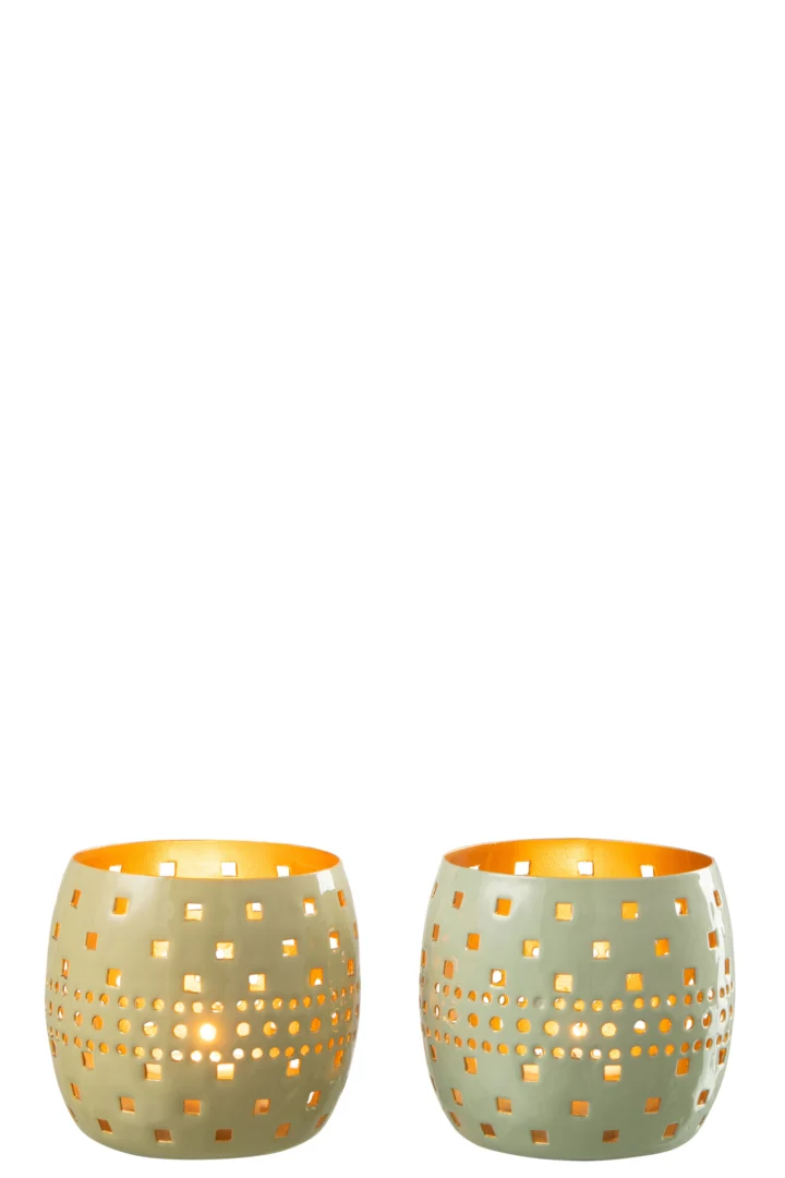 Set van twee groene geperforeerde metalen kandelaars, elk met een brandende kaars erin, die een warme gloed werpt door de uitgesneden patronen. Product: Kaarsenhouder geperforeerd metaal groen assortiment van 2.