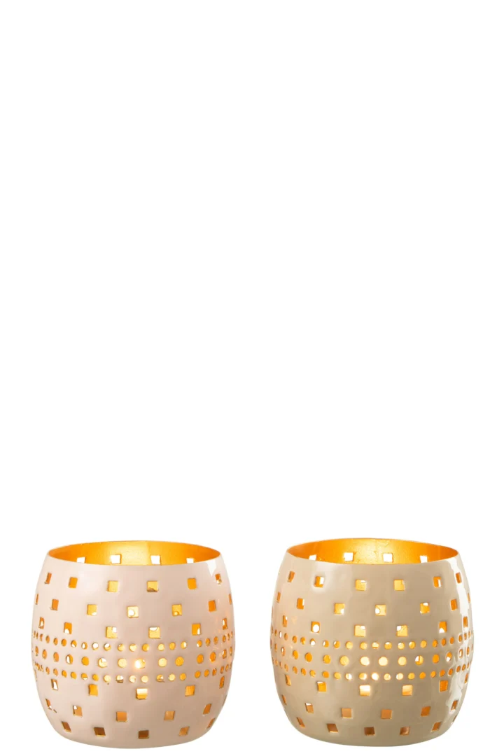 Set van 2 Kaarsenhouders Metaal Geperforeerd in lichtroze en beige, met ronde vormen en uitgesneden patronen. De goudkleurige binnenkant straalt warm licht uit. Beide houders staan naast elkaar op een witte achtergrond.