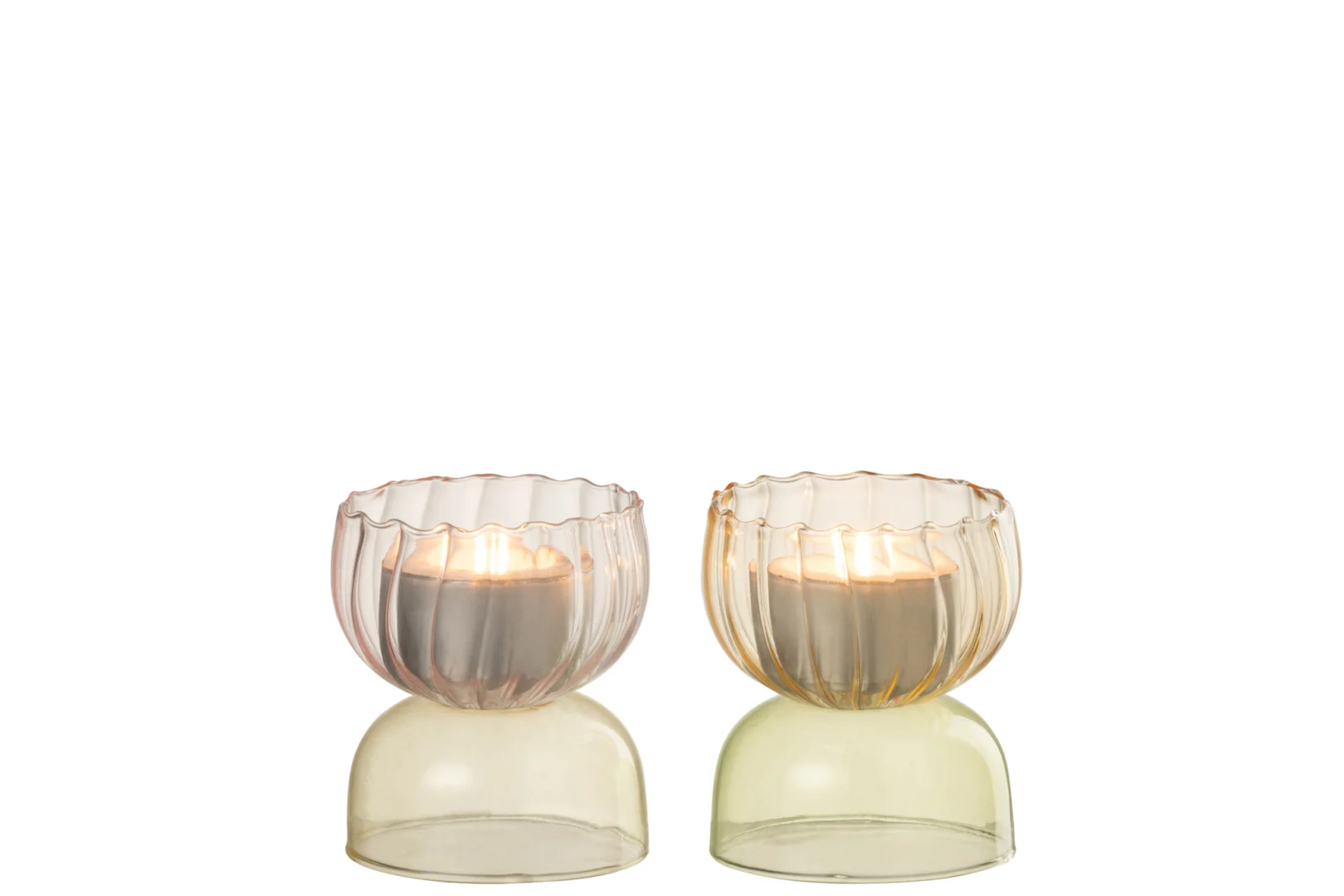 De Kaarsenhouder Halve Bol Glas Mix Set 2 heeft twee kaarsen in geribbelde, ronde glazen houders met transparante pastelkleuren, elk verheven op een omgekeerde koepelvormige basis. Ze staan naast elkaar tegen een effen witte achtergrond.