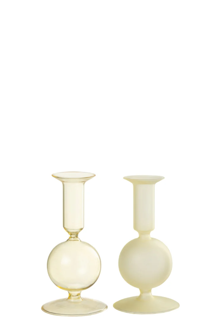 De Kaarsenhouder Orb Glas Lichtgeel Klein Set 2 bestaat uit twee moderne, ronde lichtgele glazen kandelaars, elk met een uniek ontwerp, afgebeeld op een effen witte achtergrond.