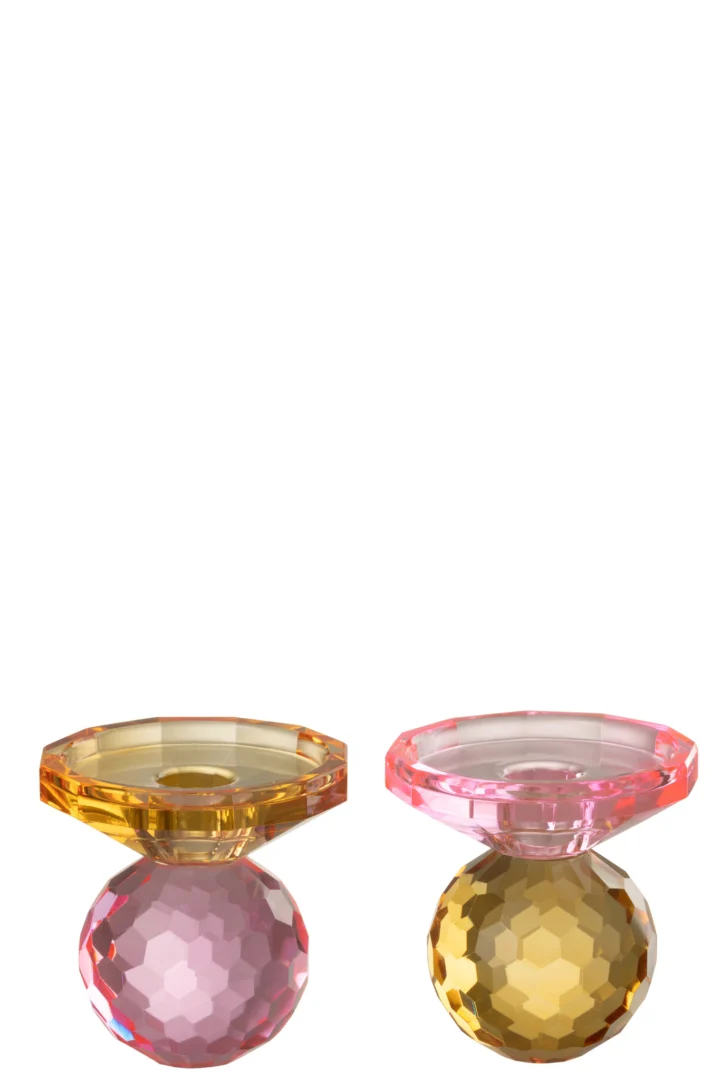 De Kaarsenhouder Kristalglas Roze Geel Set 2 bestaat uit twee moderne, geometrische kandelaars: een met een gele bovenkant en roze basis, de andere met een roze bovenkant en gele basis - beide met een reflecterende afwerking op een witte achtergrond.