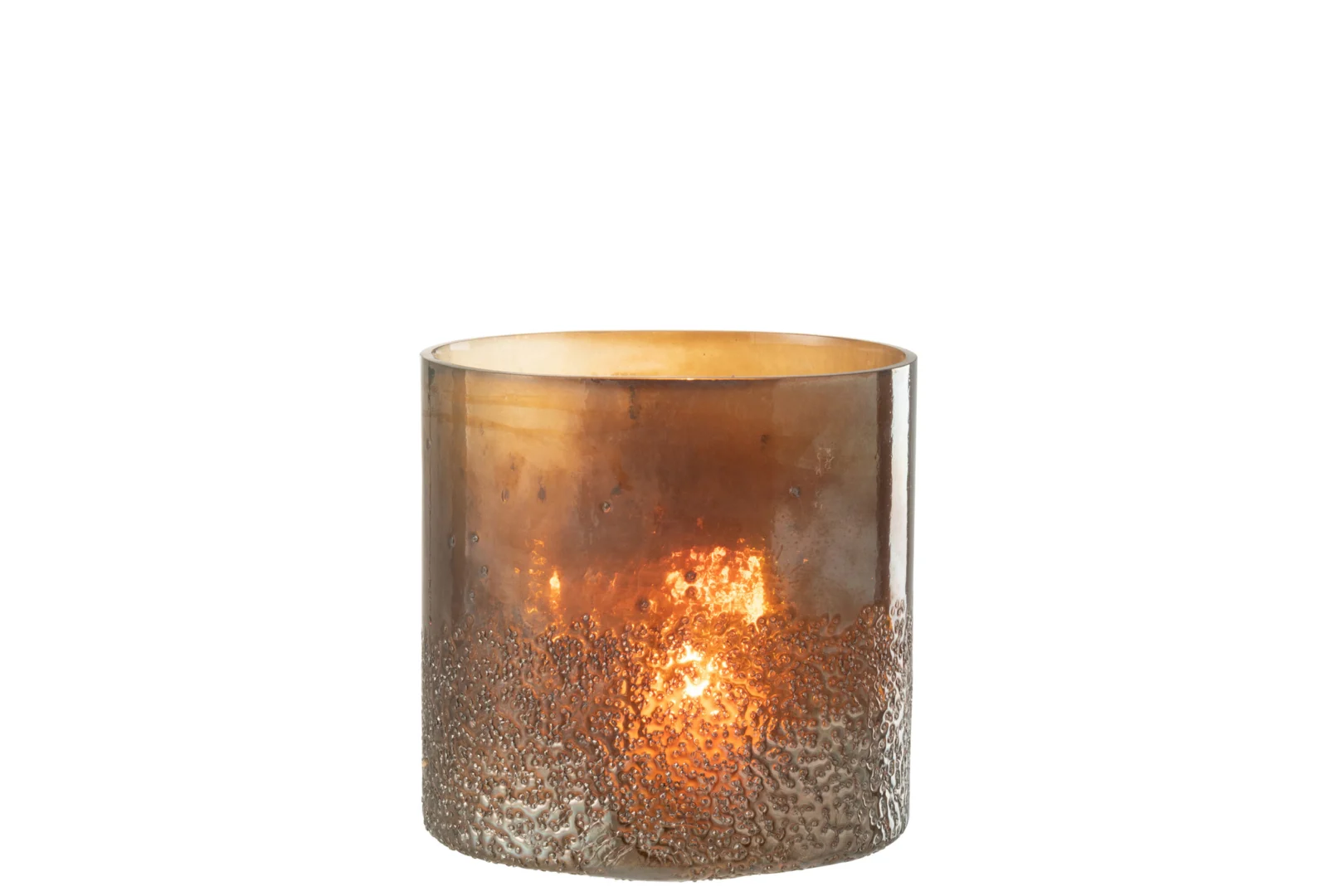 De Hurricane Glas Bruin Groot is een ronde kandelaar van bruin glas met een gestructureerde onderkant, die brandt en warm gloeit tegen een witte achtergrond.