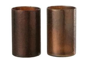 Twee Kaarsenhouder Hurricane Spiegel Glas Koper Rood vazen staan naast elkaar tegen een witte achtergrond. Ze zijn elk voorzien van getextureerd, reflecterend bruin glas met een oneffen oppervlak en een rustieke metallic afwerking. Set van 2.