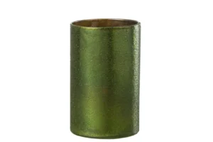 De Spiegel Groen Glas Groot is een hoge, cilindervormige vaas van groen glas met een gestructureerd, subtiel glinsterend oppervlak, rechtopstaand tegen een witte achtergrond.
