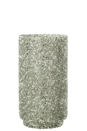 De Orkaan Glitter Glas Zilver Groot is een cilindervormige vaas die volledig is bedekt met zilveren glitters, waardoor een sprankelende, gestructureerde look ontstaat tegen een effen witte achtergrond.