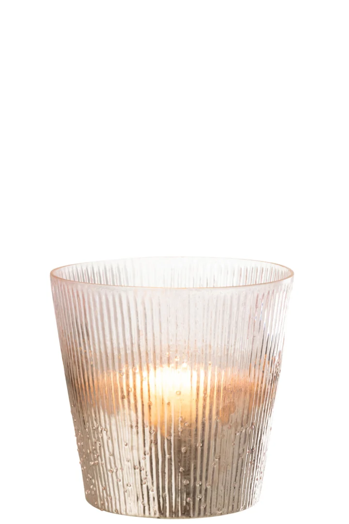 Een brandende kaars gloeit warm in de Kaarsenhouder Orkaan Geribbeld Glas Roze Groot, een grote roze geribbelde glazen houder tegen een witte achtergrond.