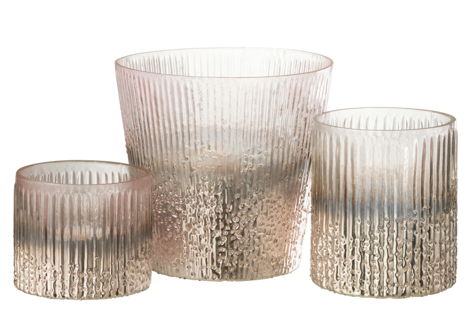 De Kaarsenhouder Orkaan Geribbeld Glas Roze Groot is een geribbelde glazen kandelaar met een gradiëntontwerp, dat overgaat van helder aan de bovenkant naar een matte, gestructureerde afwerking aan de onderkant.