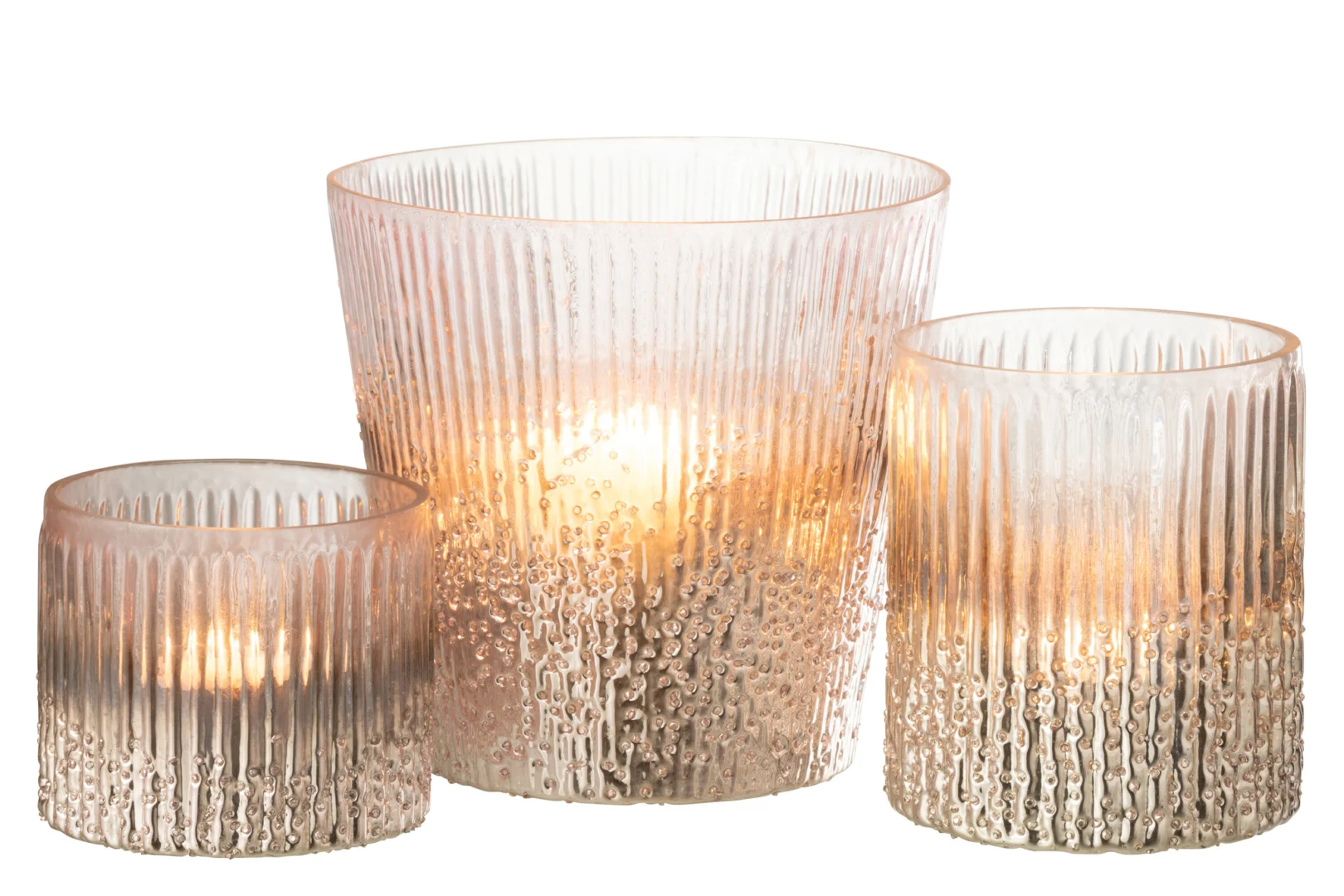 De Kaarsenhouder Orkaan Geribbeld Glas Roze Groot is een geribbelde, halftransparante glazen kandelaar die een warm, gloeiend licht creëert wanneer er een brandende kaars in wordt geplaatst.